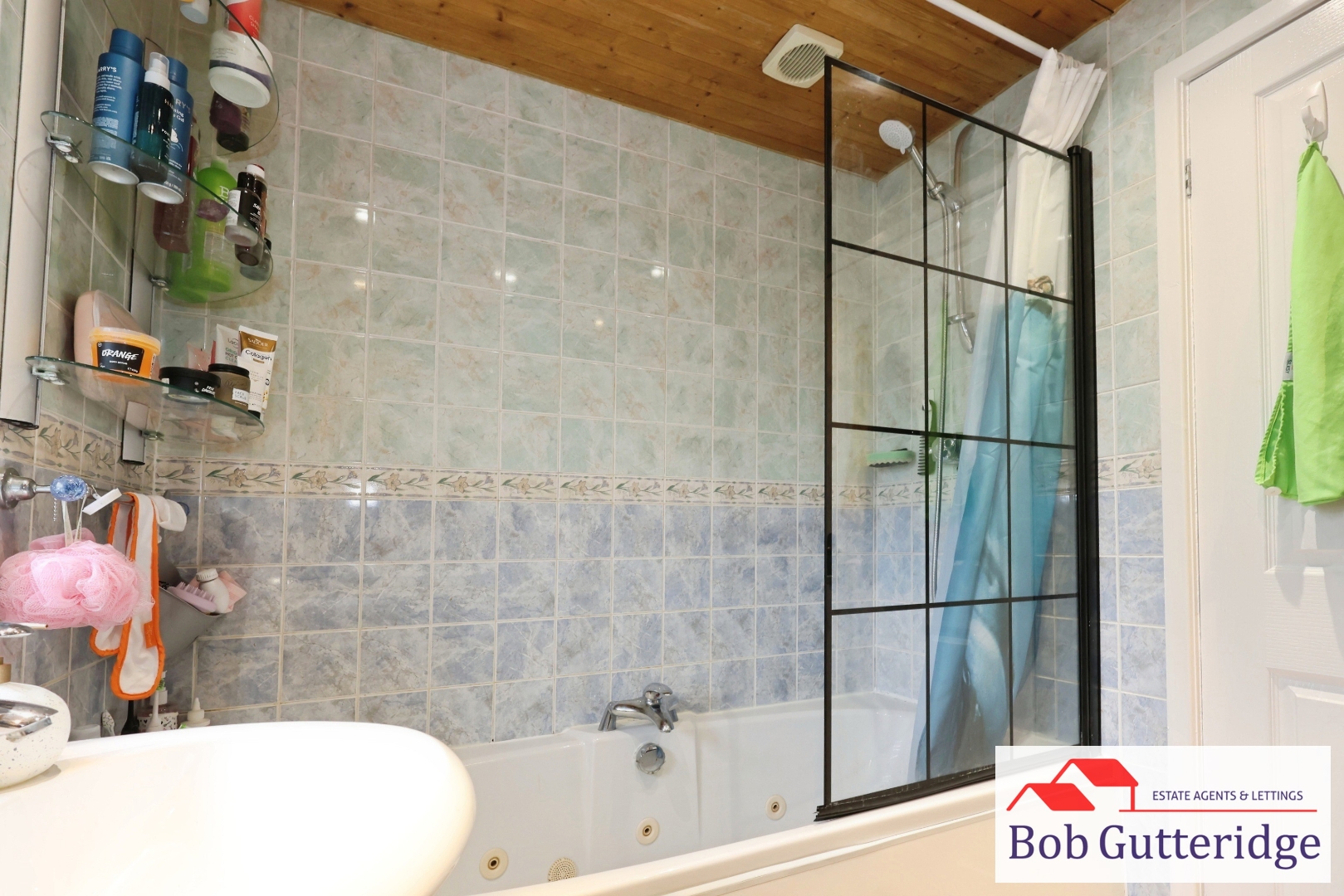 FIRST FLOOR FAMILY BATHROOM